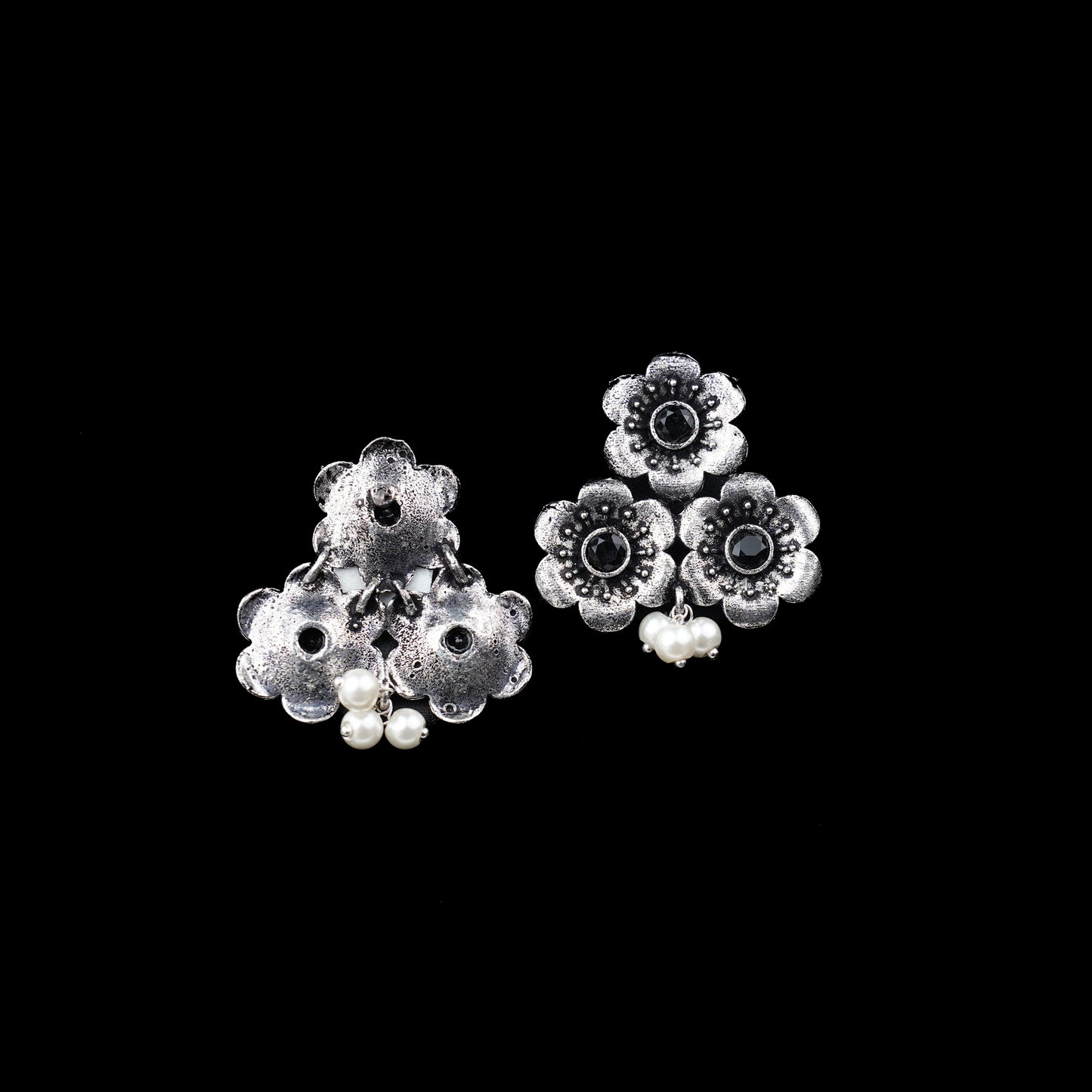 Blossom Tales stud earrings (Black)
