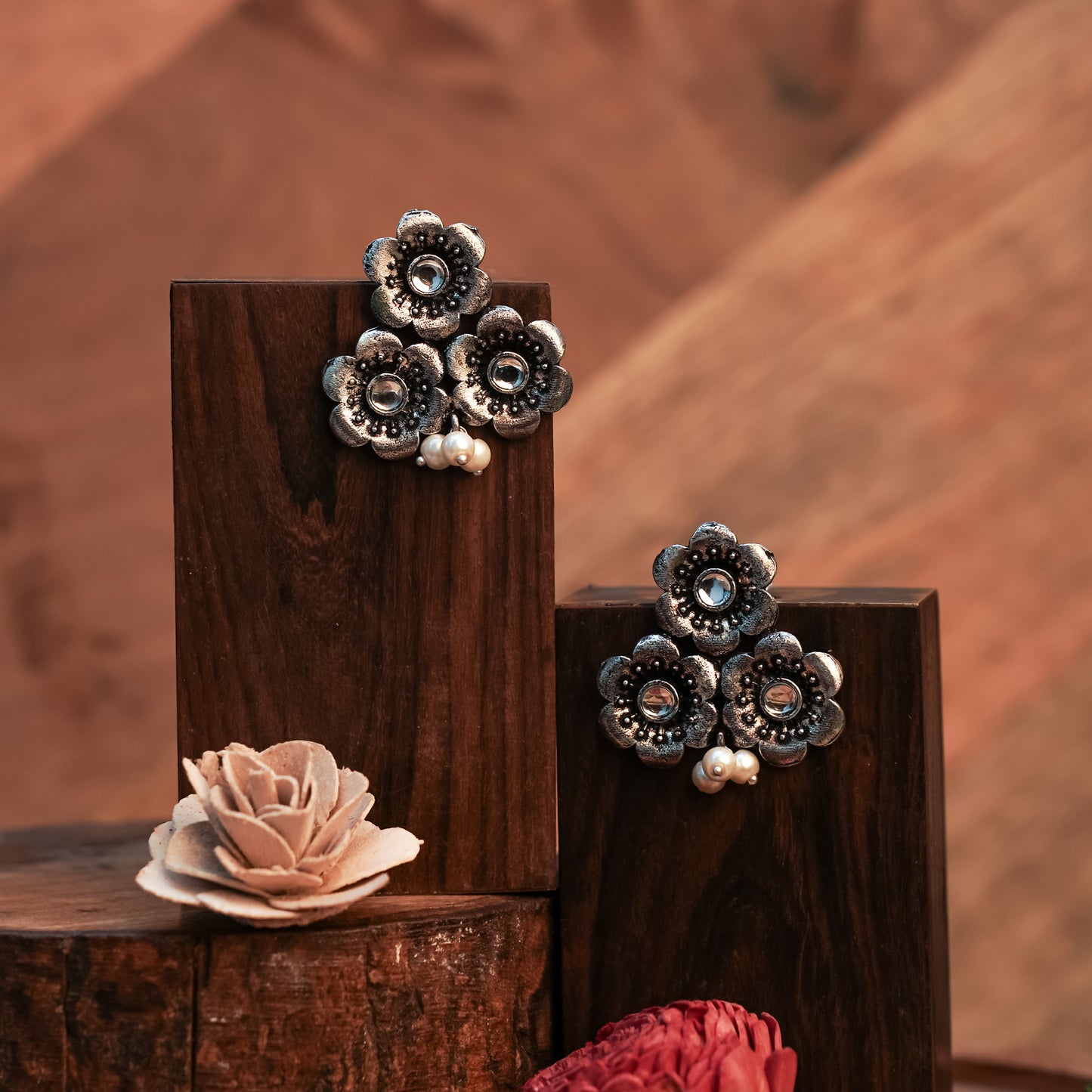 Blossom Tales stud earrings (White)