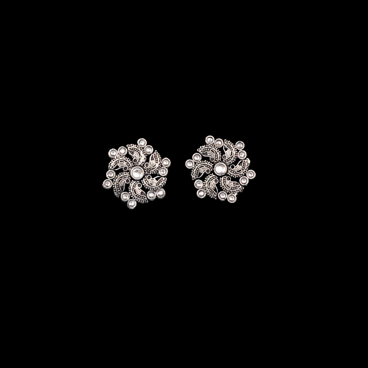 Aabroo sparkle stud earrings (White)