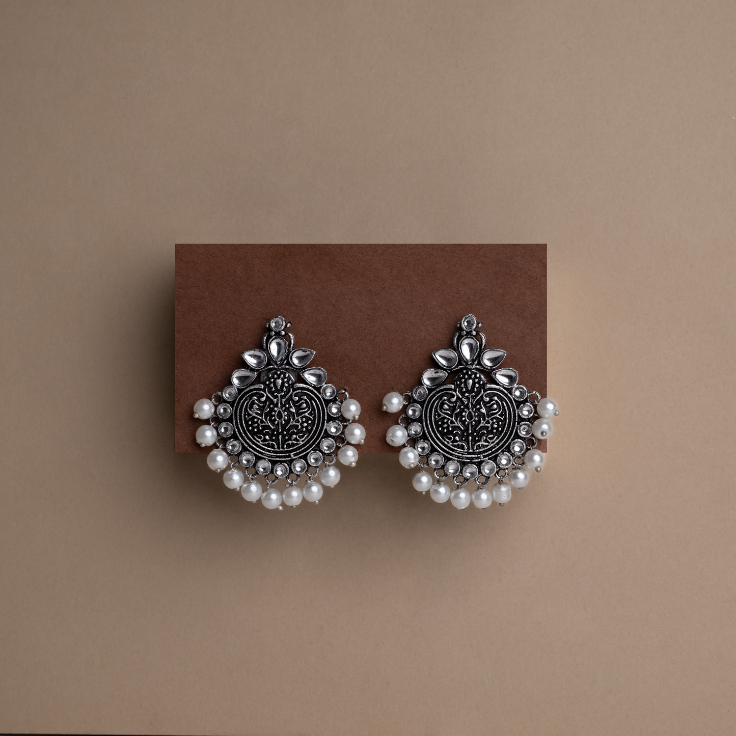 Royal flare stud earrings (White)