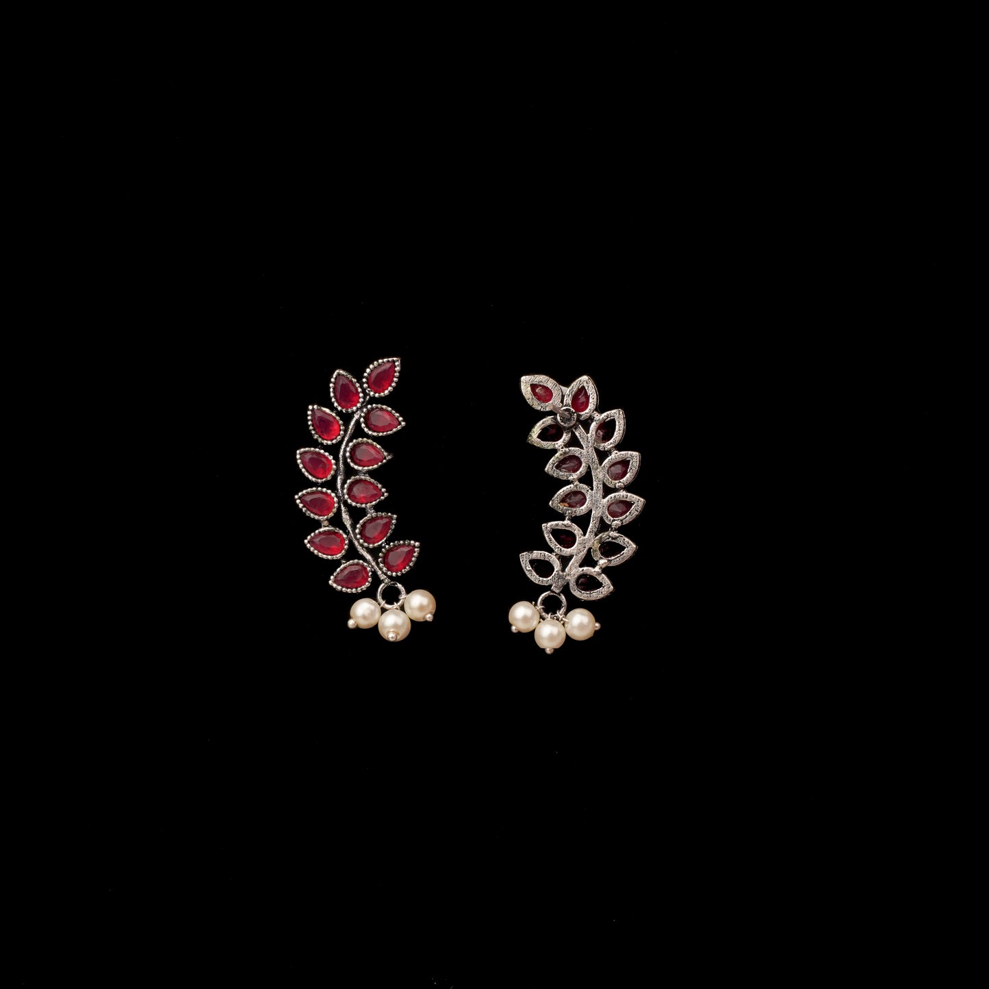 Flower frame stud earrings (Red)