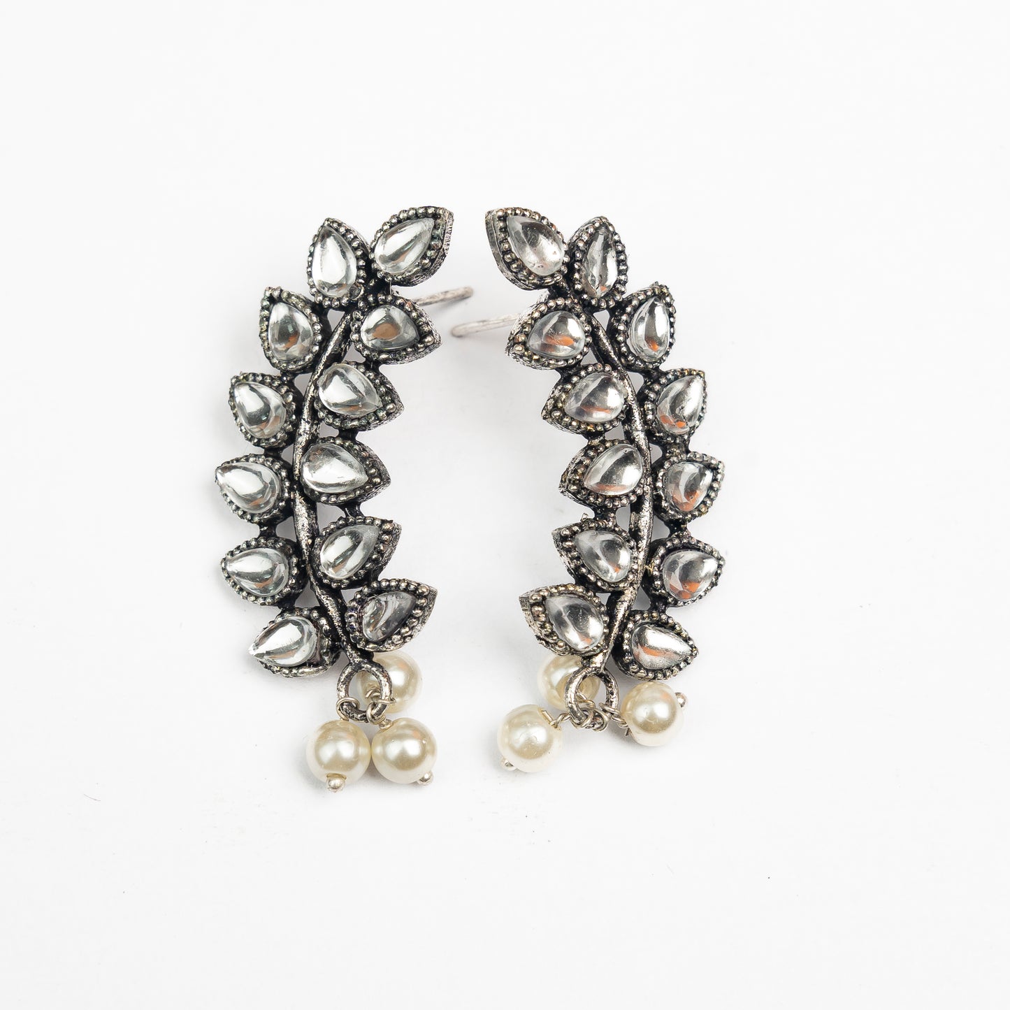 Flower frame stud earrings (White)