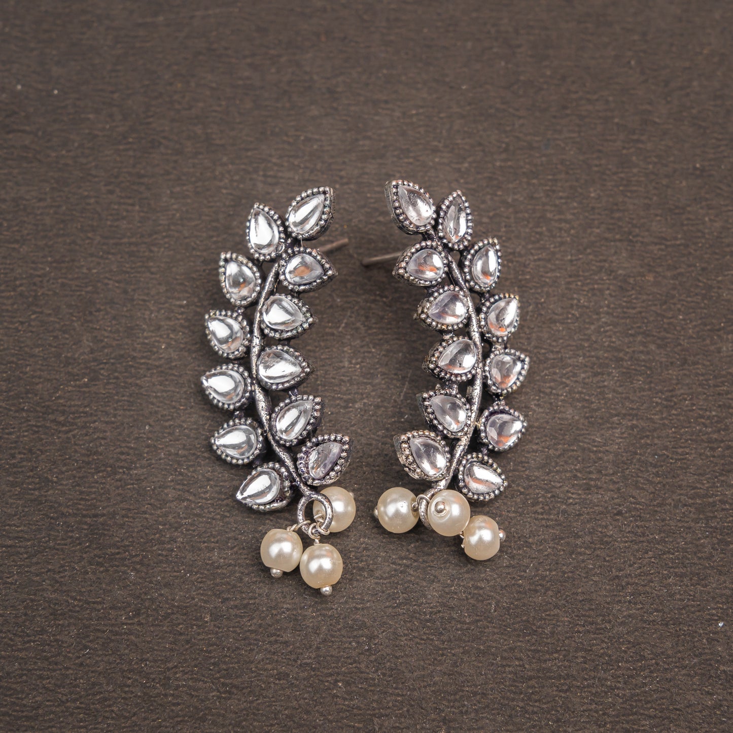 Flower frame stud earrings (White)