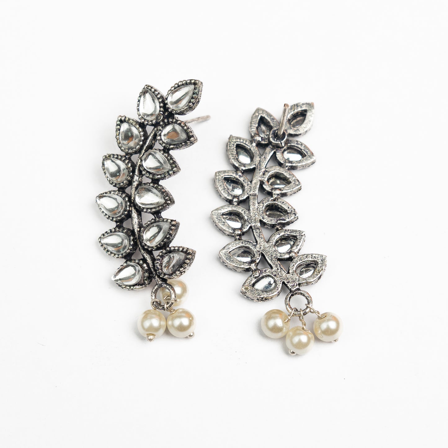Flower frame stud earrings (White)