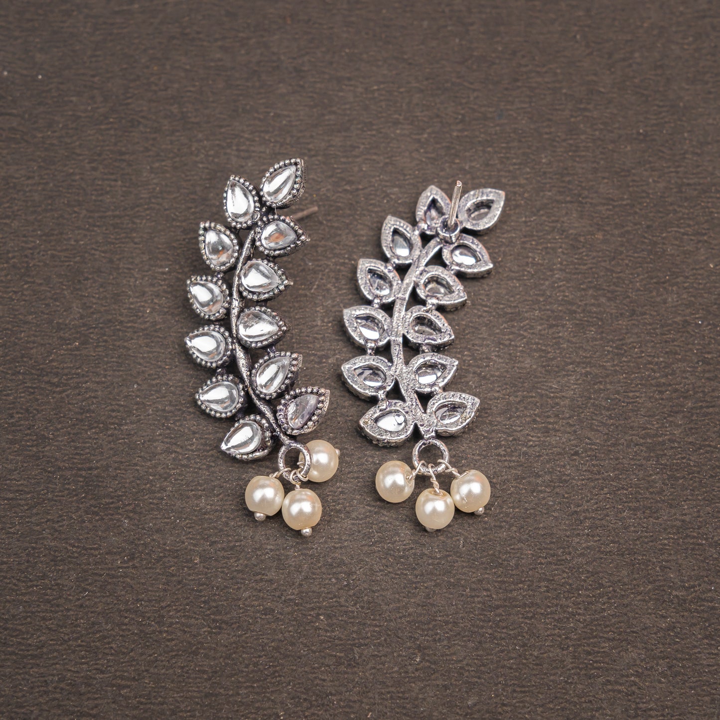Flower frame stud earrings (White)