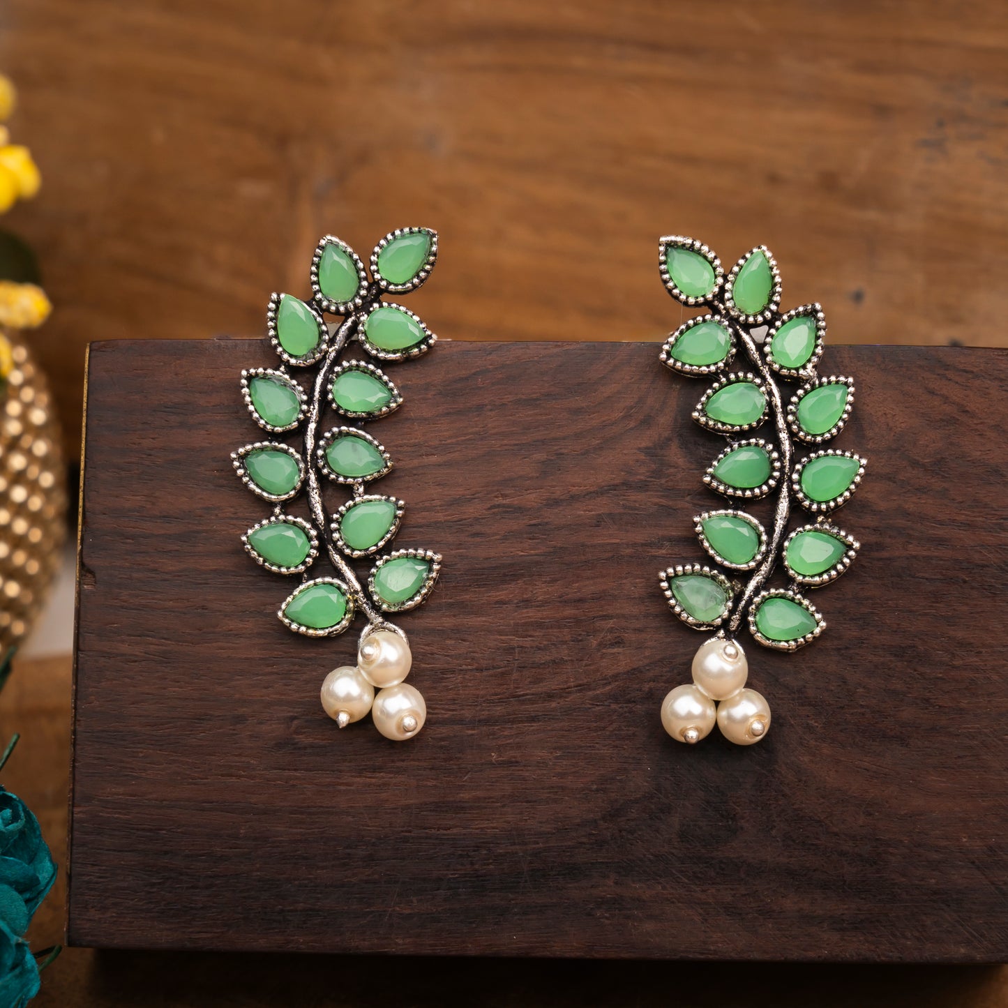 Flower frame stud earrings (Pista)