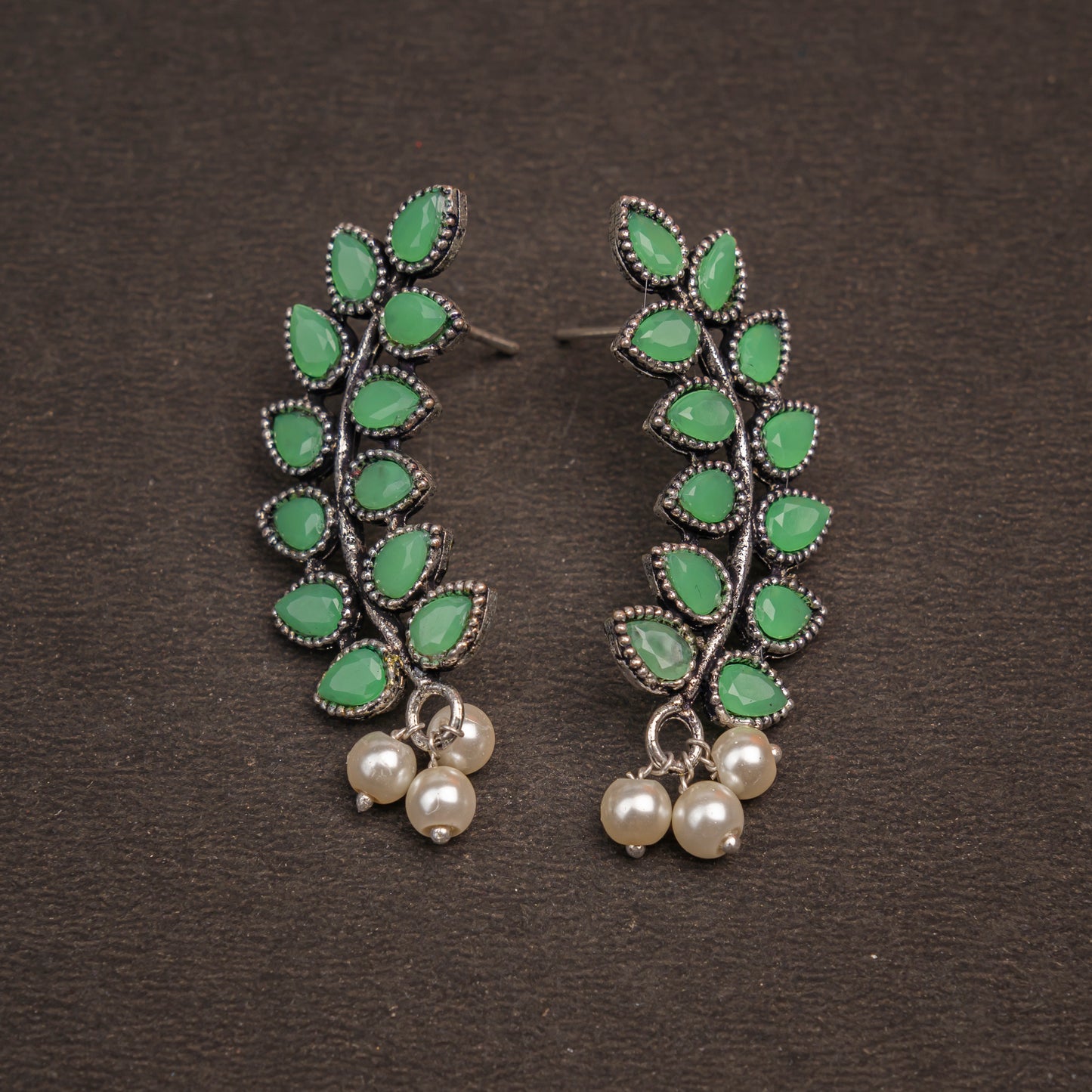 Flower frame stud earrings (Pista)