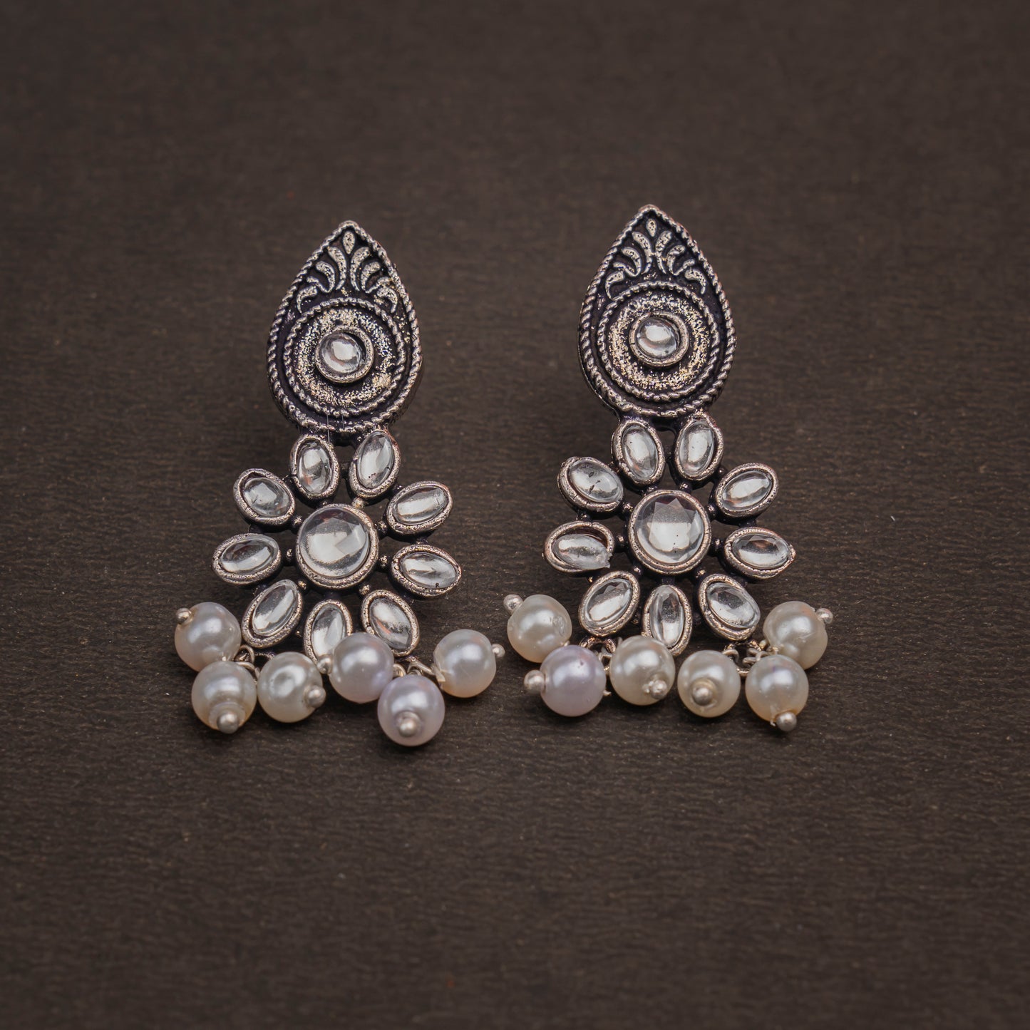 Drew flower pearl stud earrings (White)