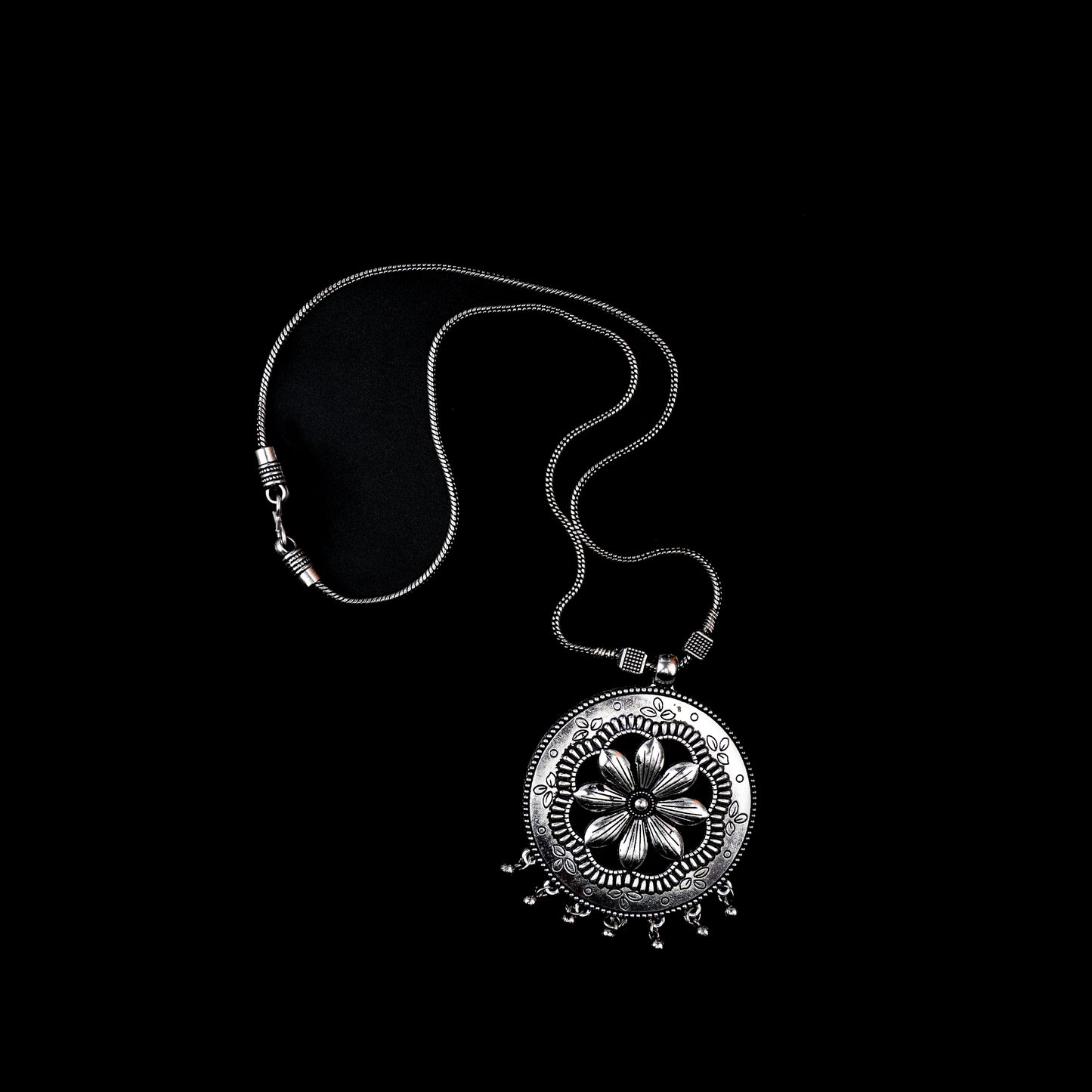 Floral frame oxidised chain neckpiece (Silver)
