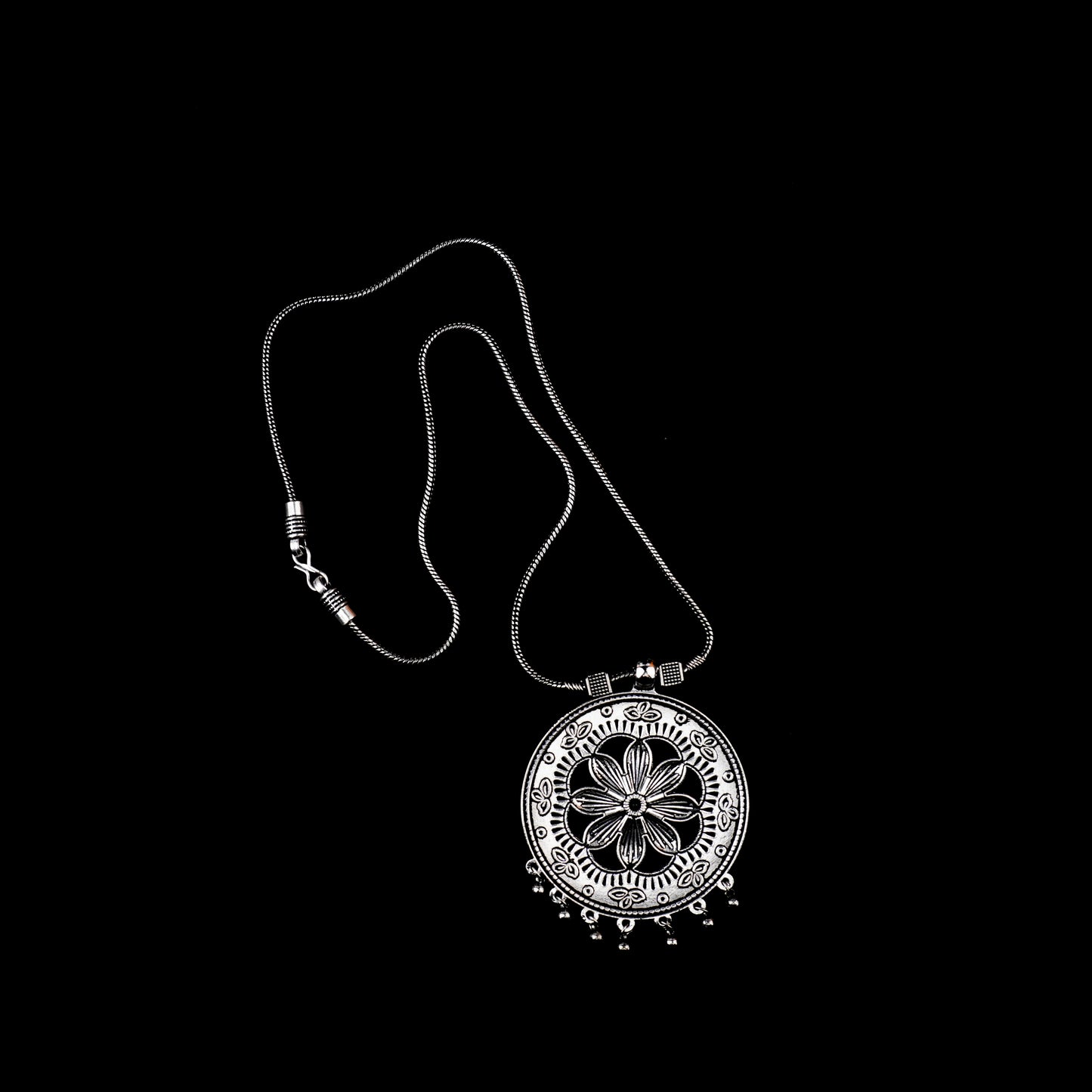 Floral frame oxidised chain neckpiece (Silver)