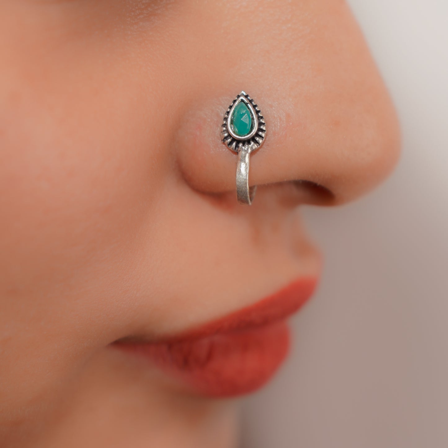 Heritage drop oxidised nosepin (Green)
