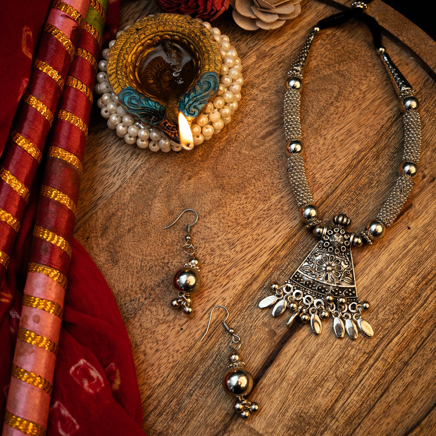 Radiant glow oxidized neckpiece (Silver)