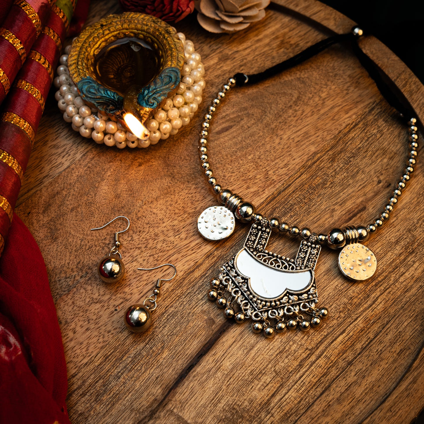 Mirror gleam oxidised neckpiece (Silver)