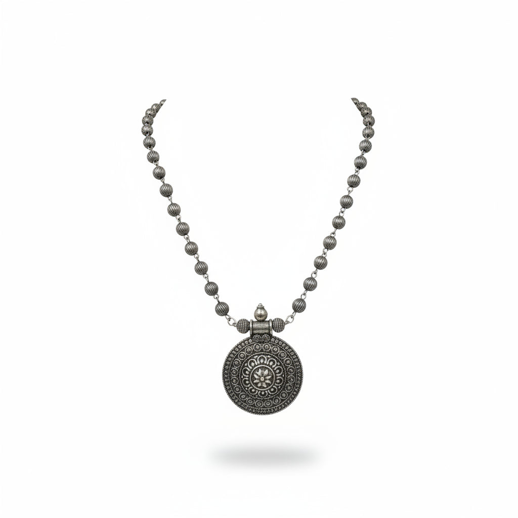 Elevate your everyday style with this stunning neckpiece