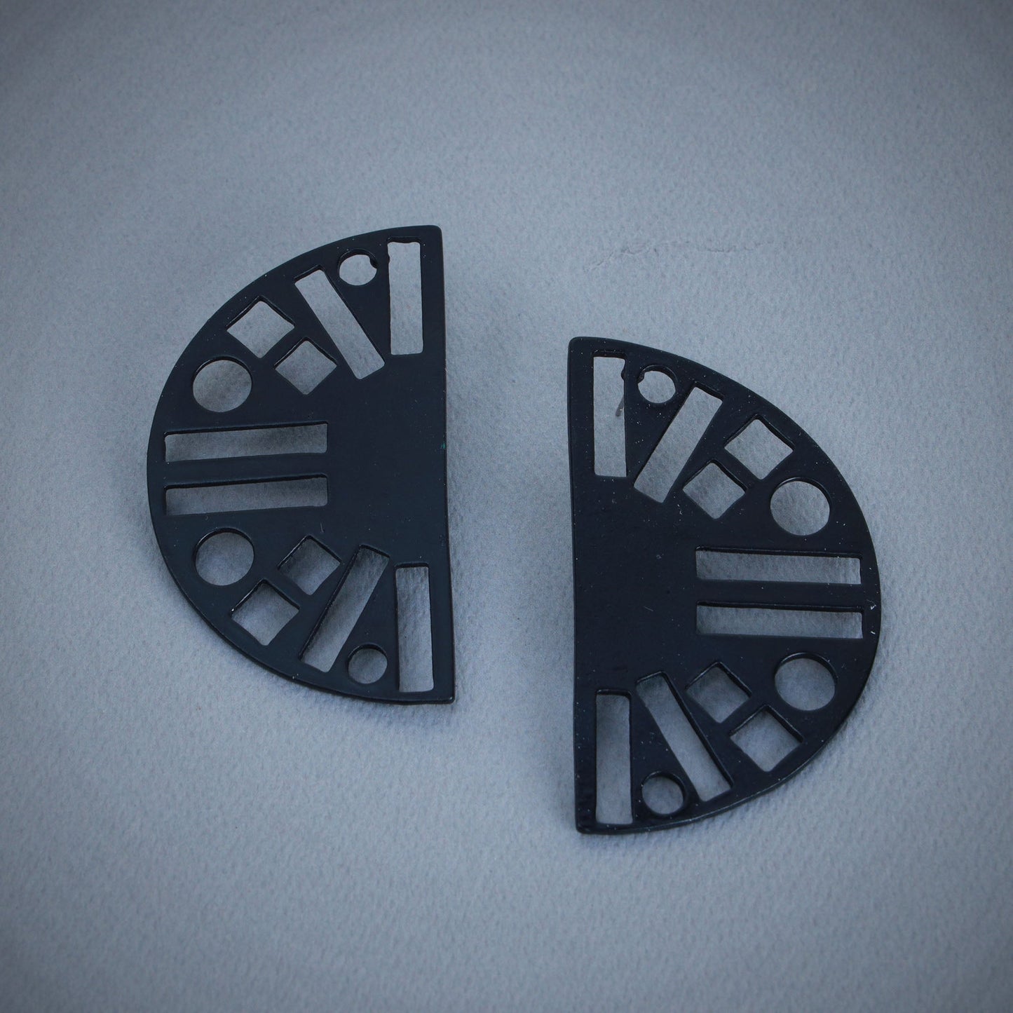 Metalic Semicircular Black Earrings