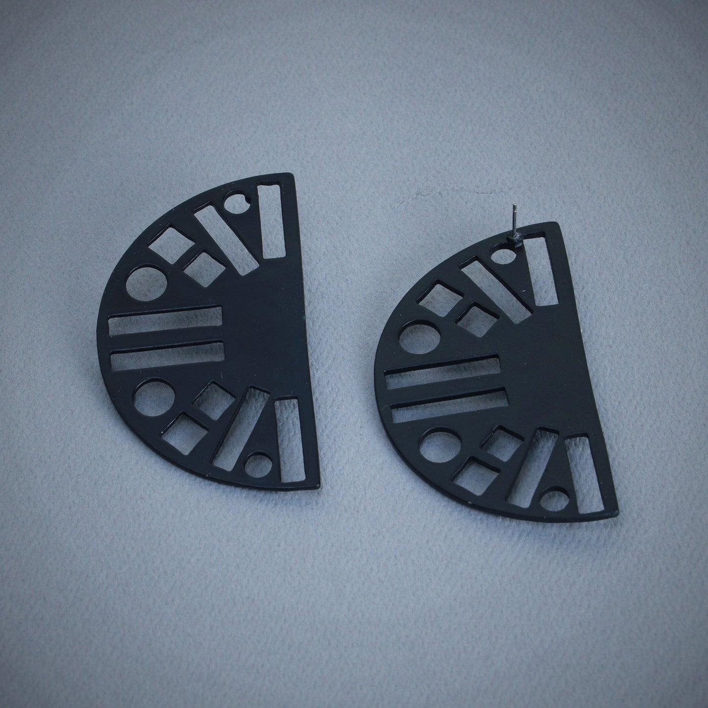 Metalic Semicircular Black Earrings