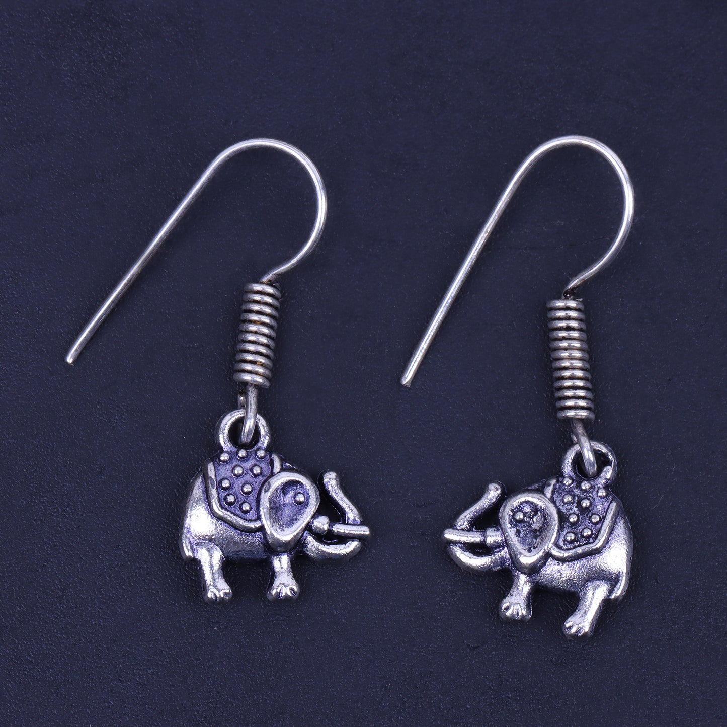 Trunk Tales dangler earrings (Silver)