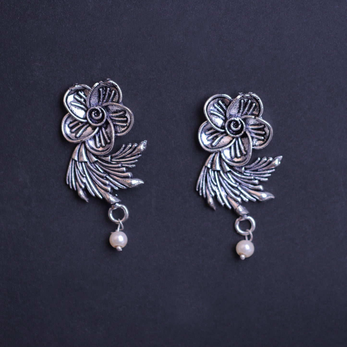 Floral Swirl stud earrings (Silver)