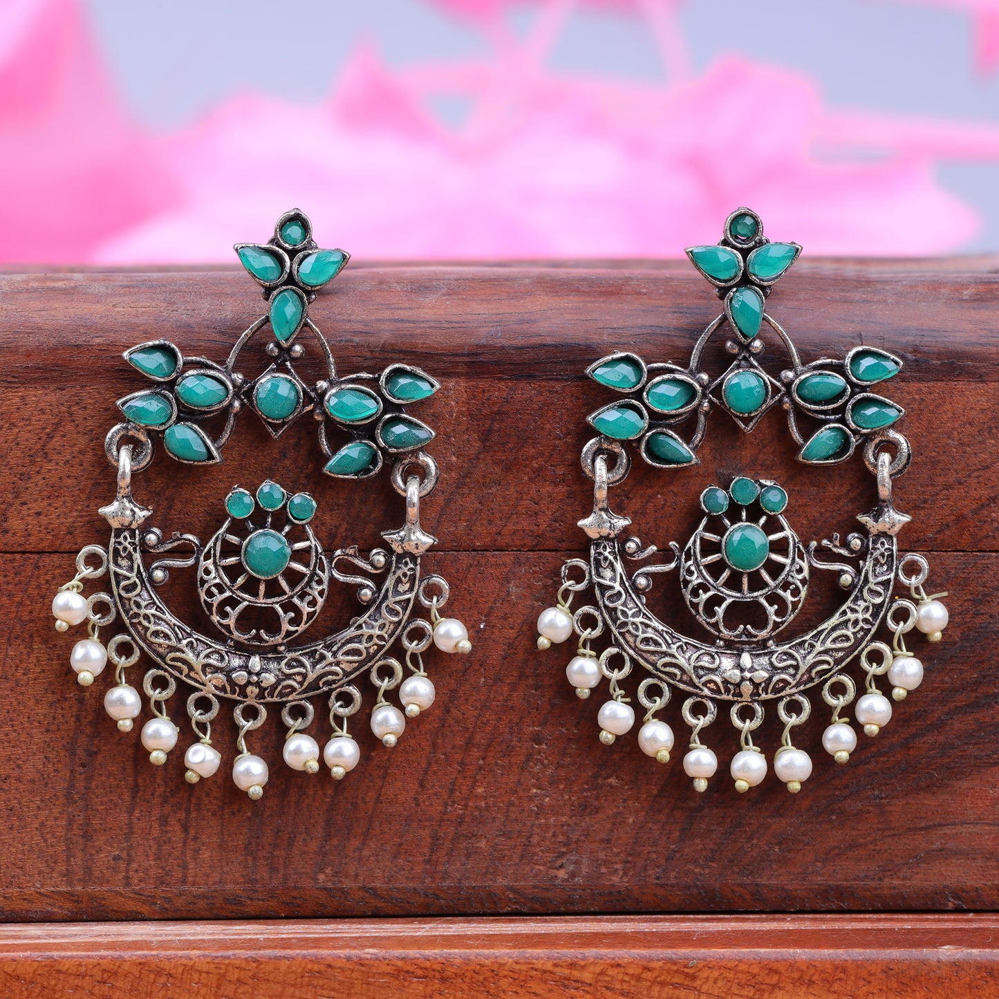 Carved Charm Dangler earringa (Green)