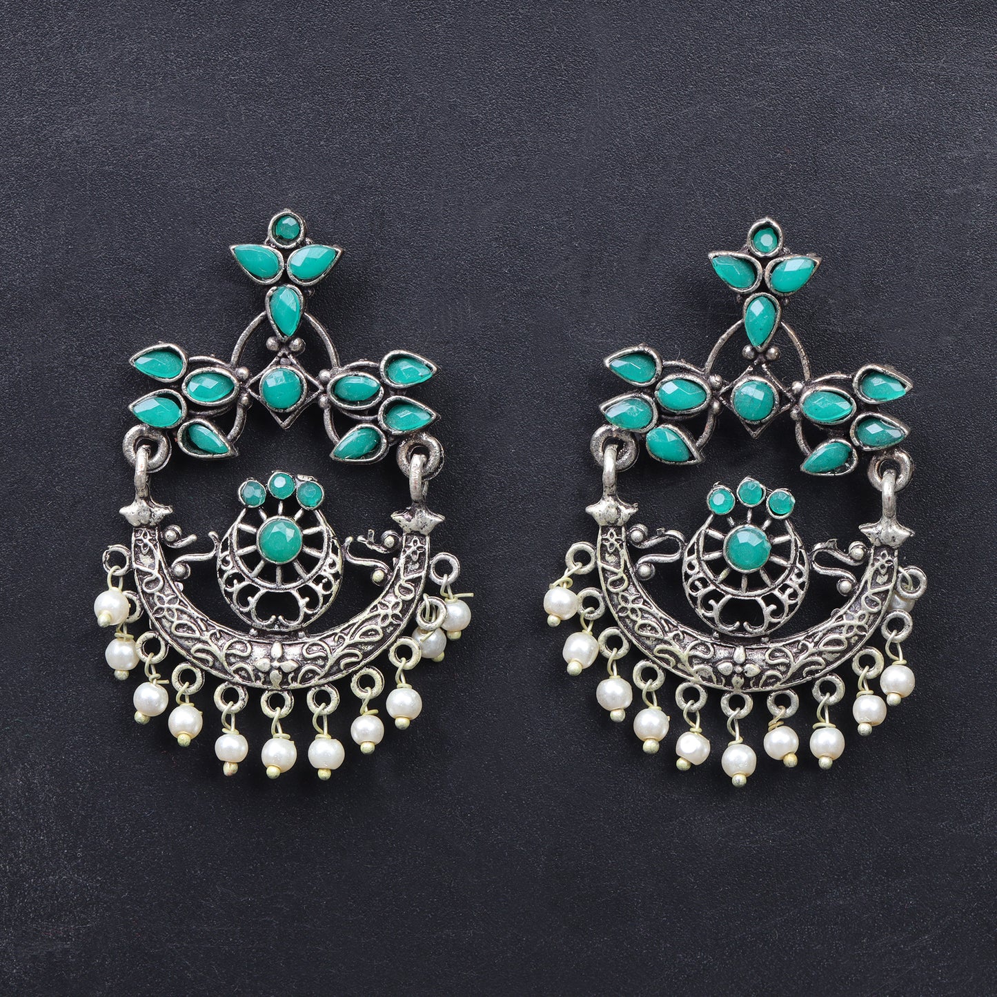 Carved Charm Dangler earringa (Green)