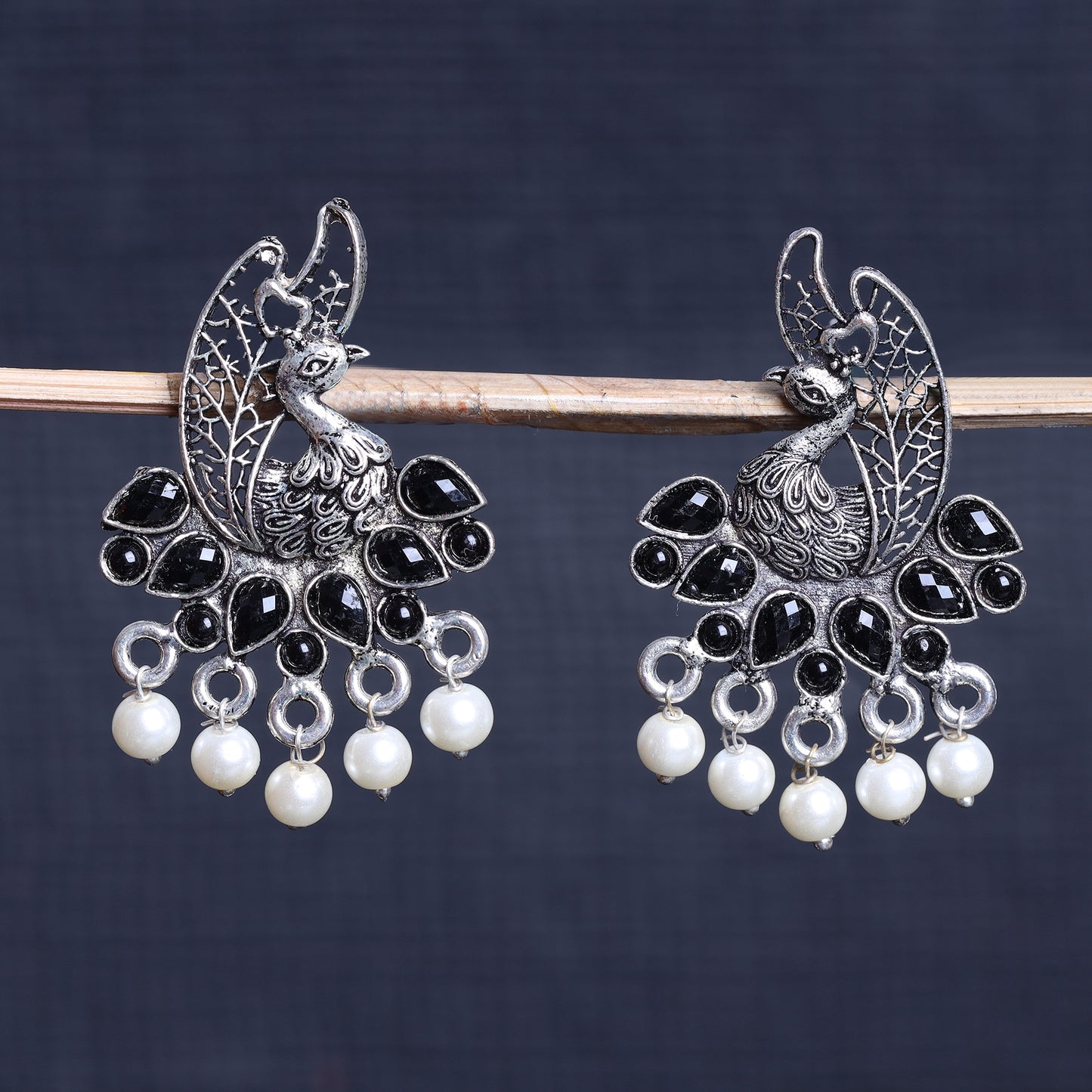 Peacock pearls studds earrings (Black)