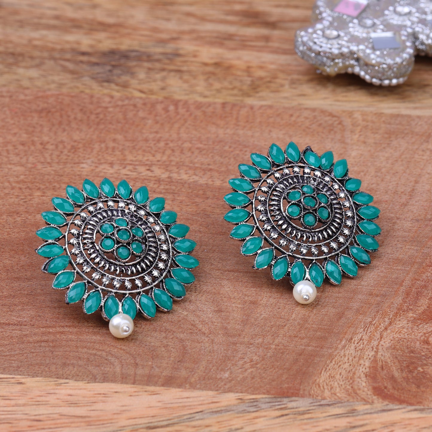 Traditional twish stud earring (Green)