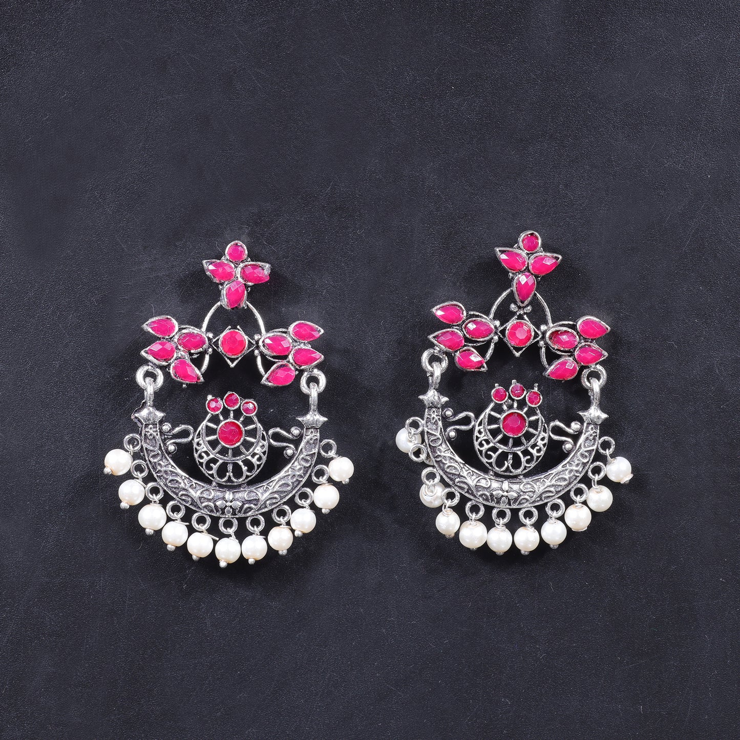 Carved Charm Dangler earringa (Red)