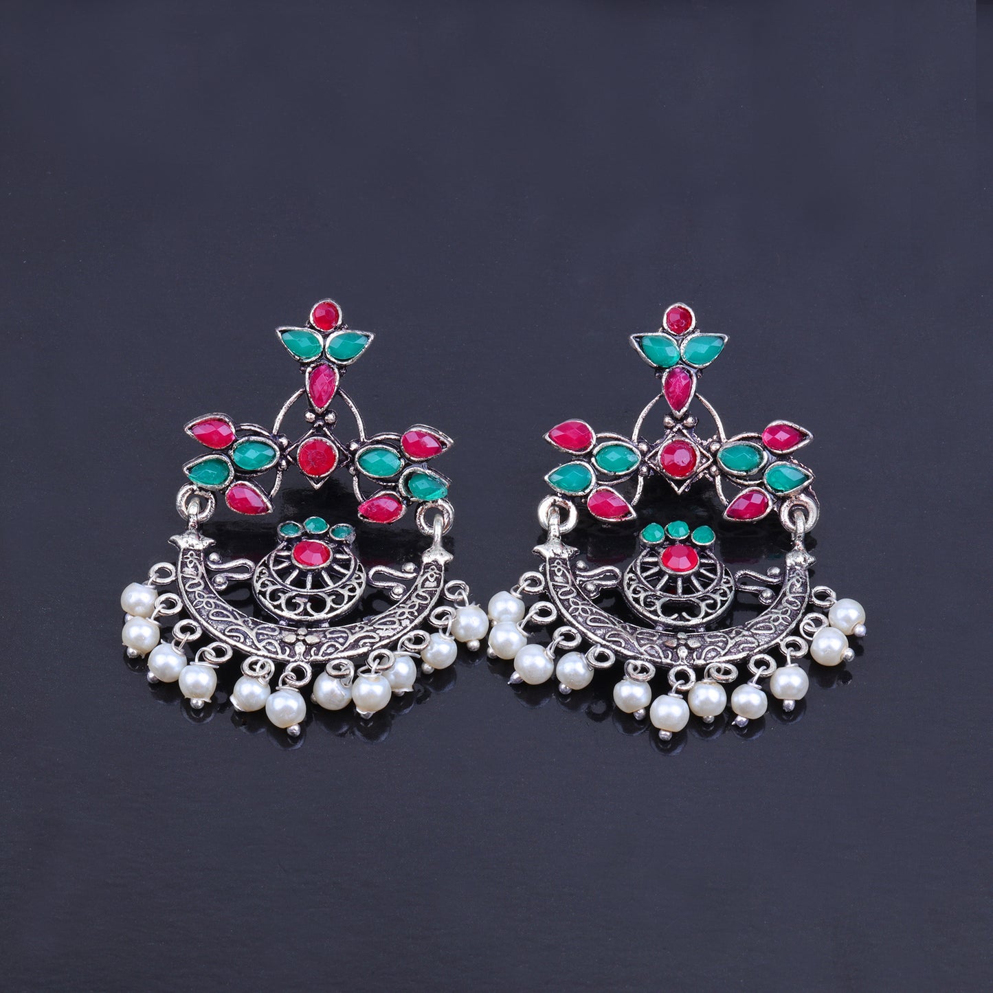 Carved Charm Dangler earringa (Multicolored)