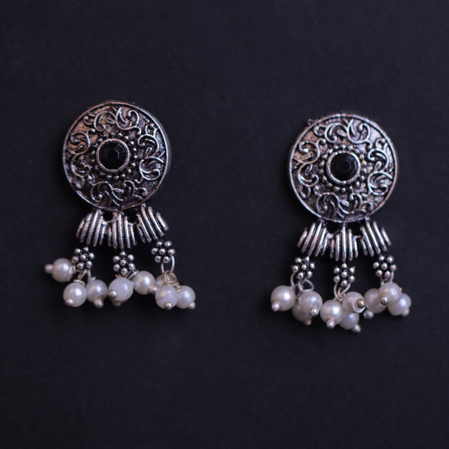 Button rays stud earring (Black)
