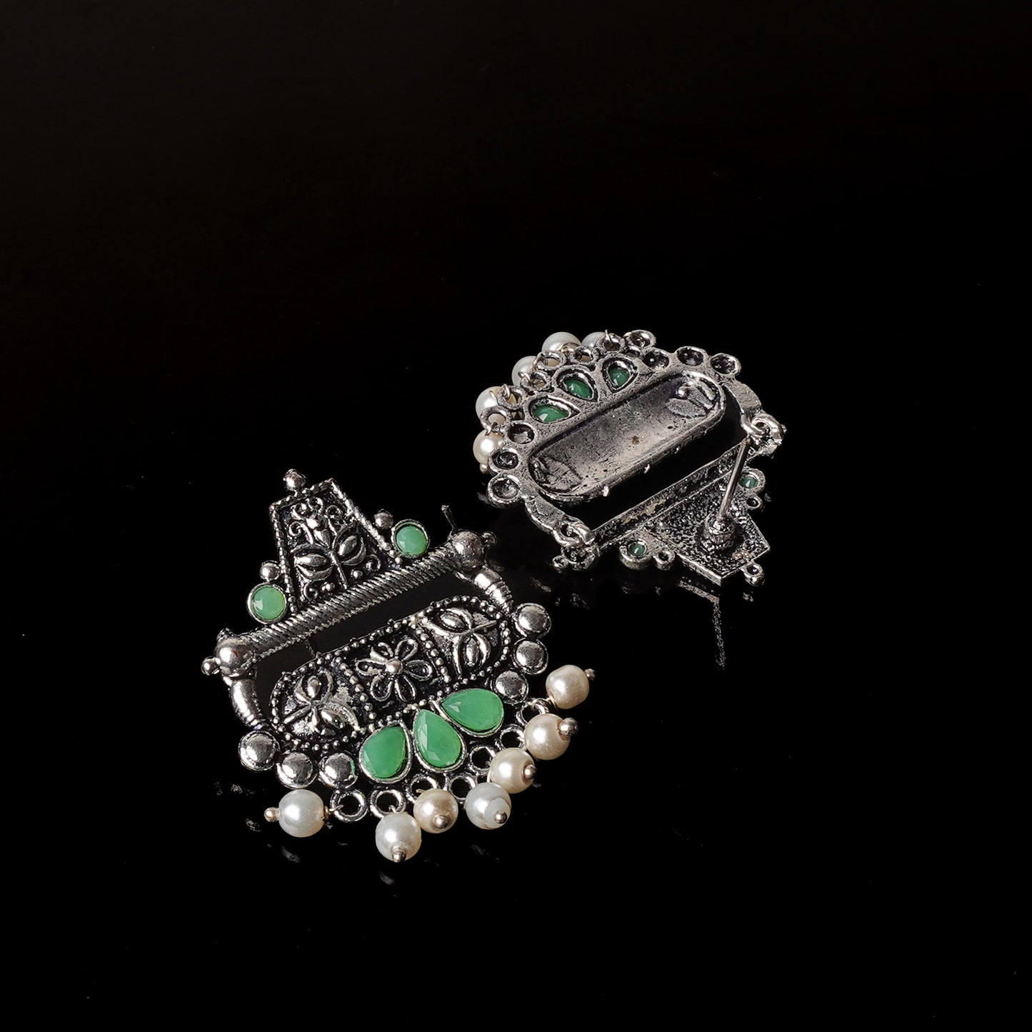 Floral Carved pearl stud earring (Pista)