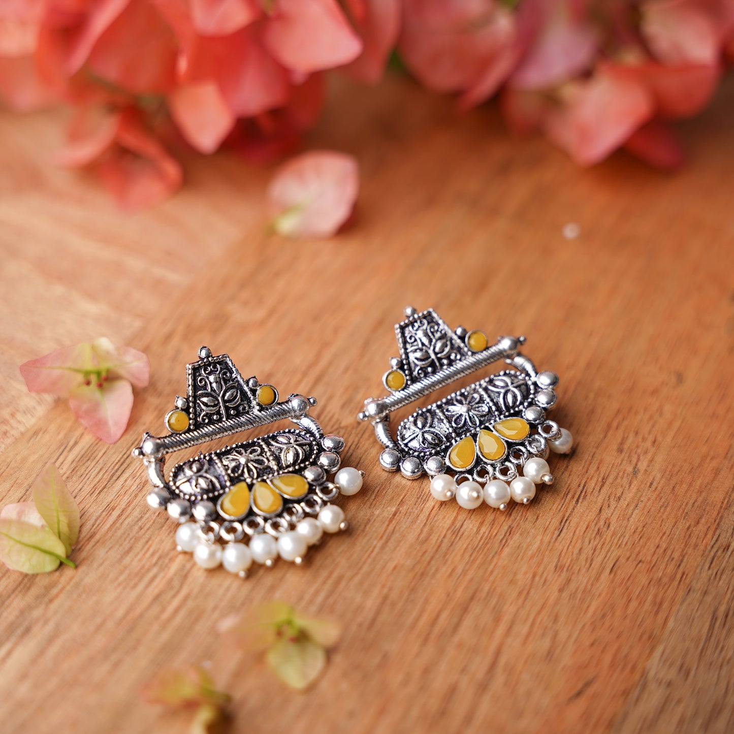 Floral Carved pearl stud earring (Yellow)