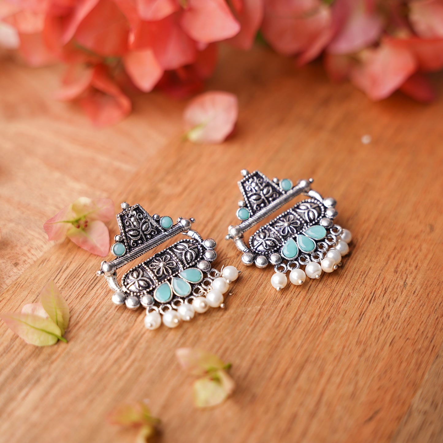 Floral Carved pearl stud earring (Mint)