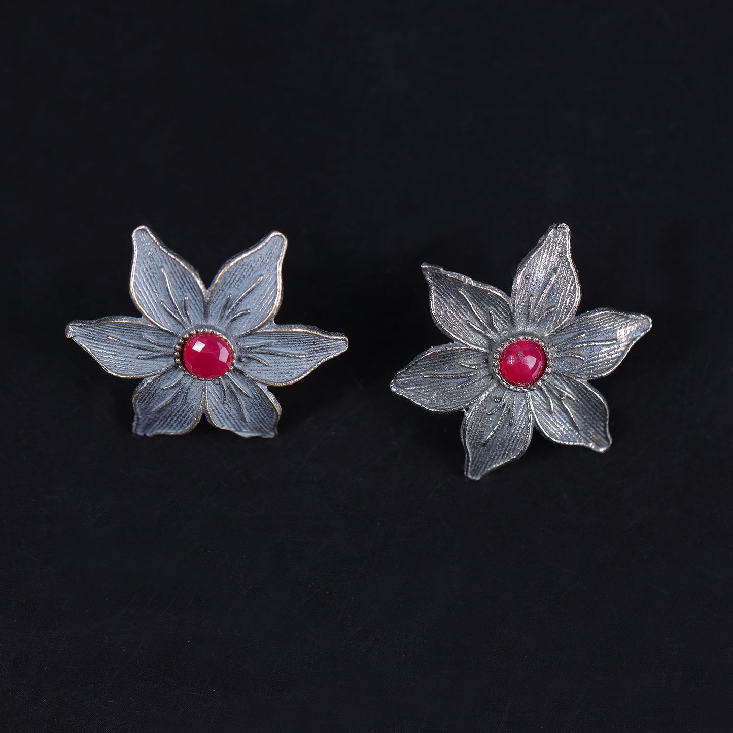 Minima-lily stud earrings (Red)
