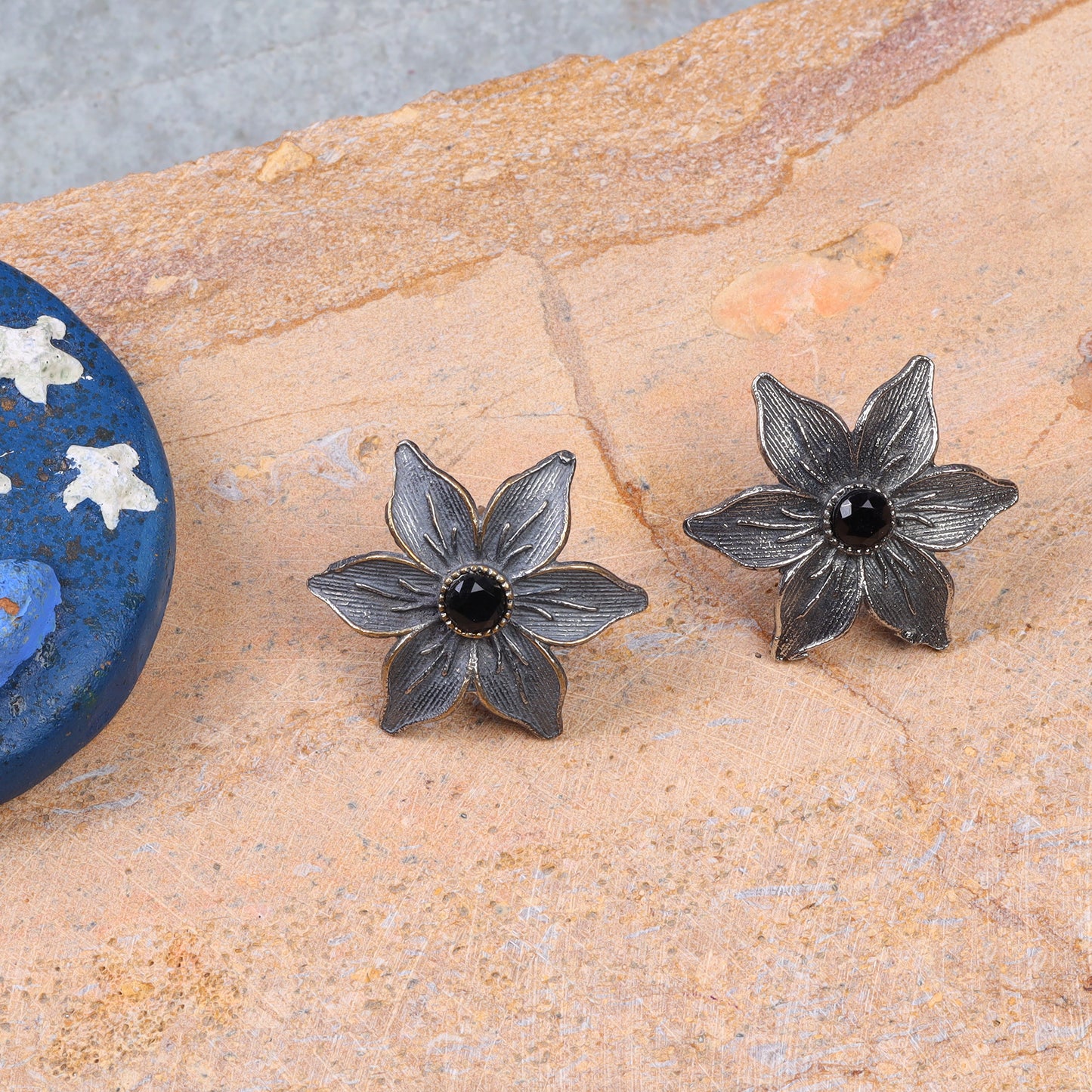 Minima-lily stud earrings (Black)