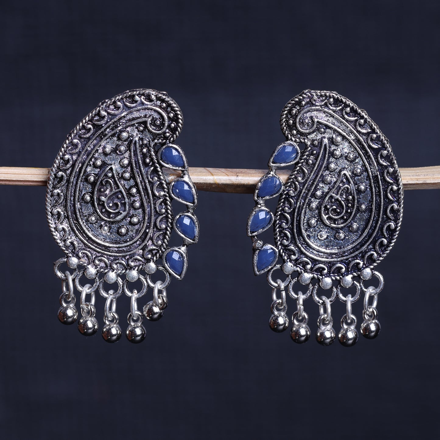 Curve and bloom stud earring (Blue)