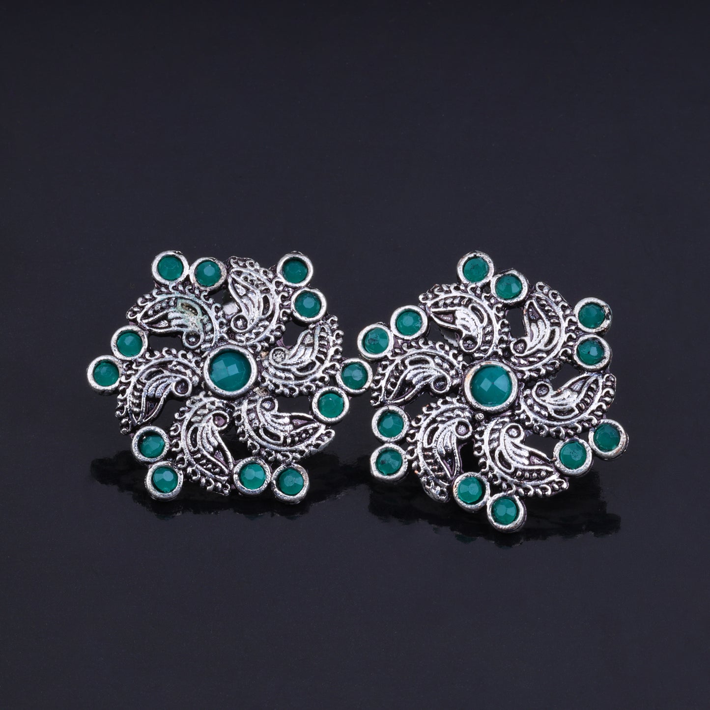 Aabroo sparkle stud earrings (Green)
