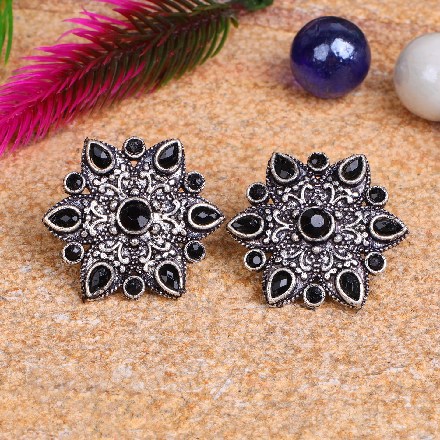flower-alpana stud earrings (Black)