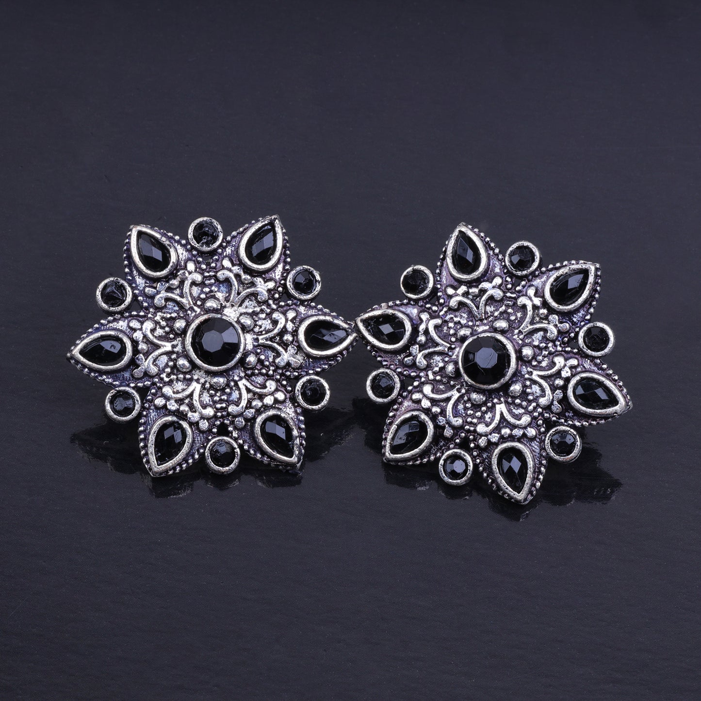 flower-alpana stud earrings (Black)