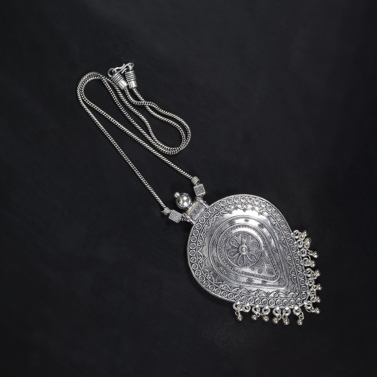 Carved drops oxidized chain neckpiece (Silver)