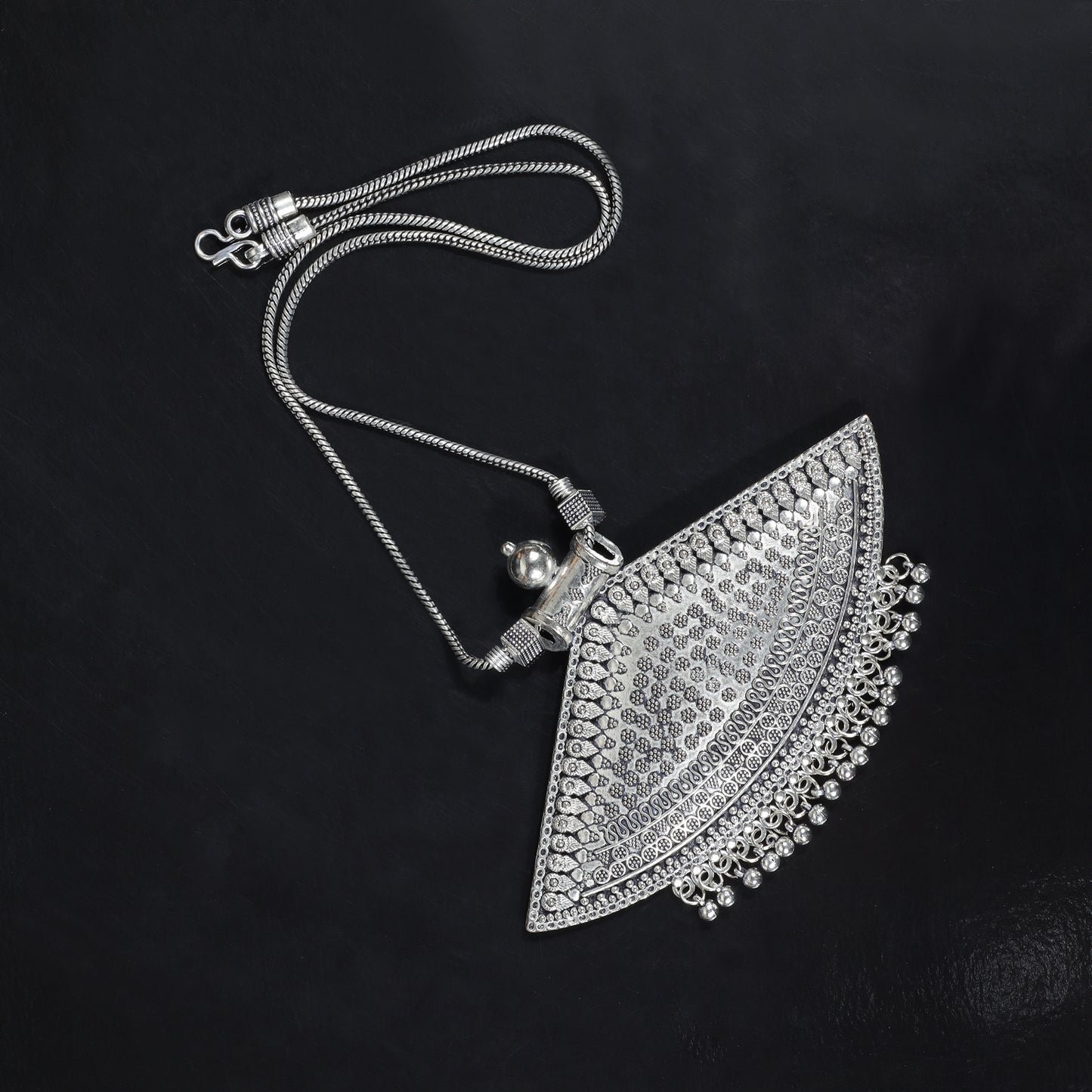 Curved corners oxidized chain neckpiece (Silver)