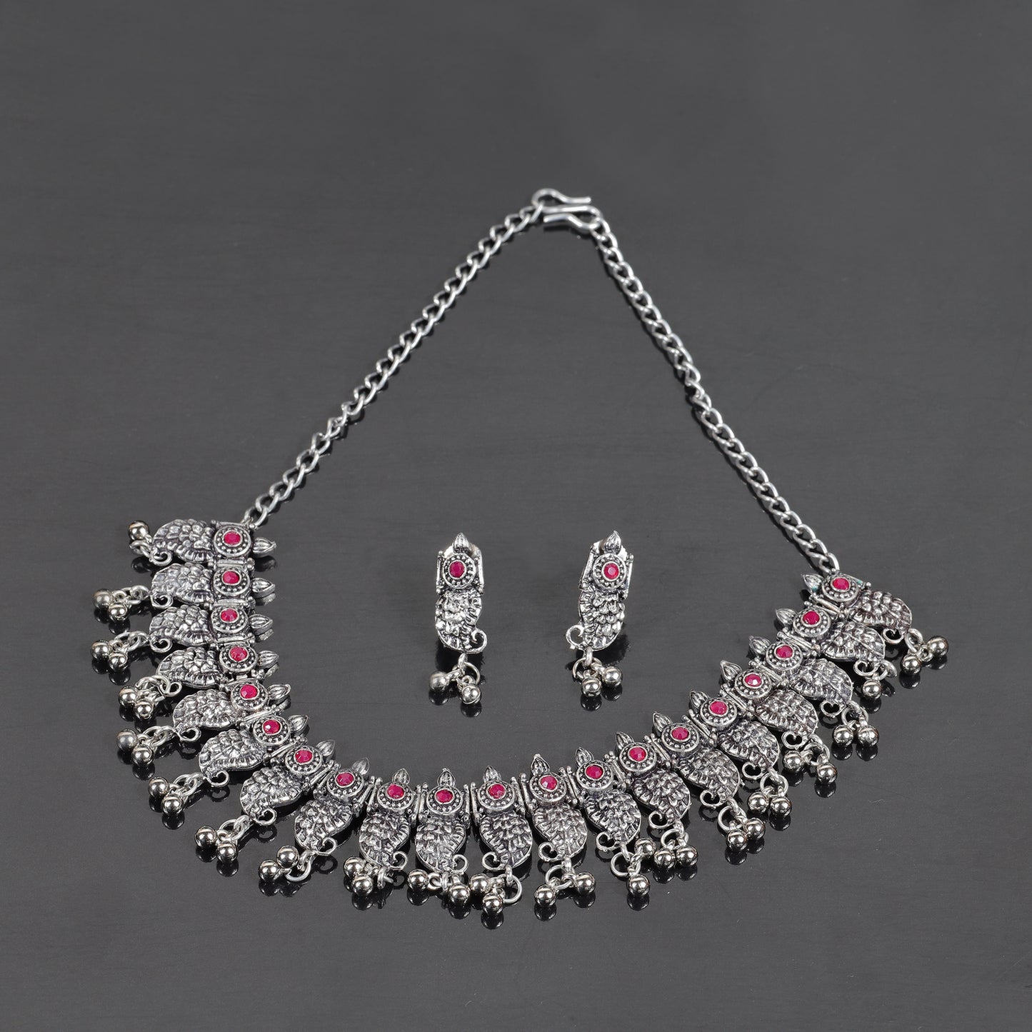 Antique charm stone studded chain neckpiece (Red)