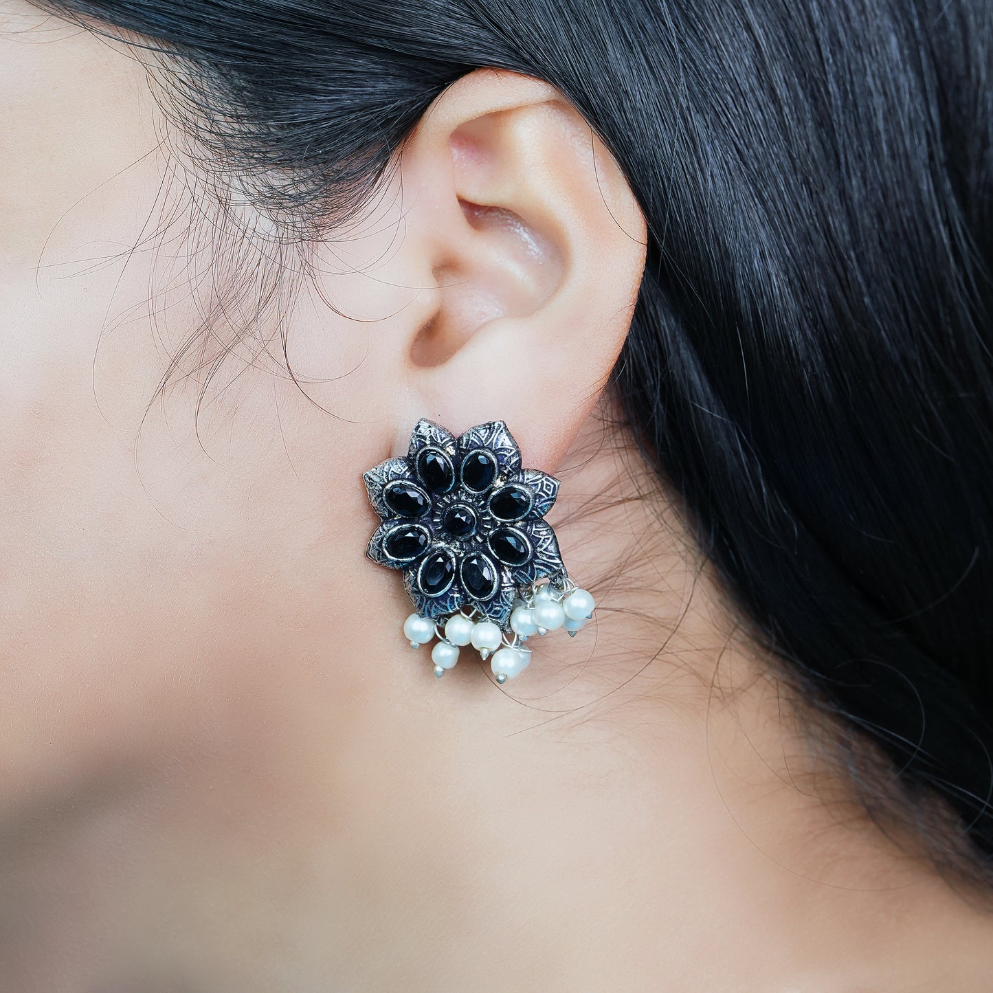 Jugni vibrant stud earrings (Black)