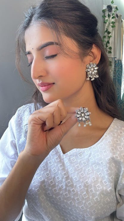 Jugni vibrant stud earrings (White)