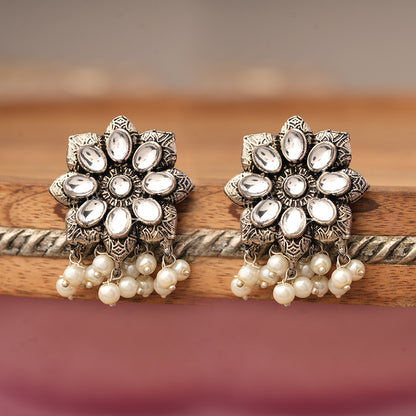 Jugni vibrant stud earrings (White)