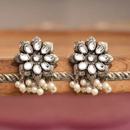 Jugni vibrant stud earrings (White)