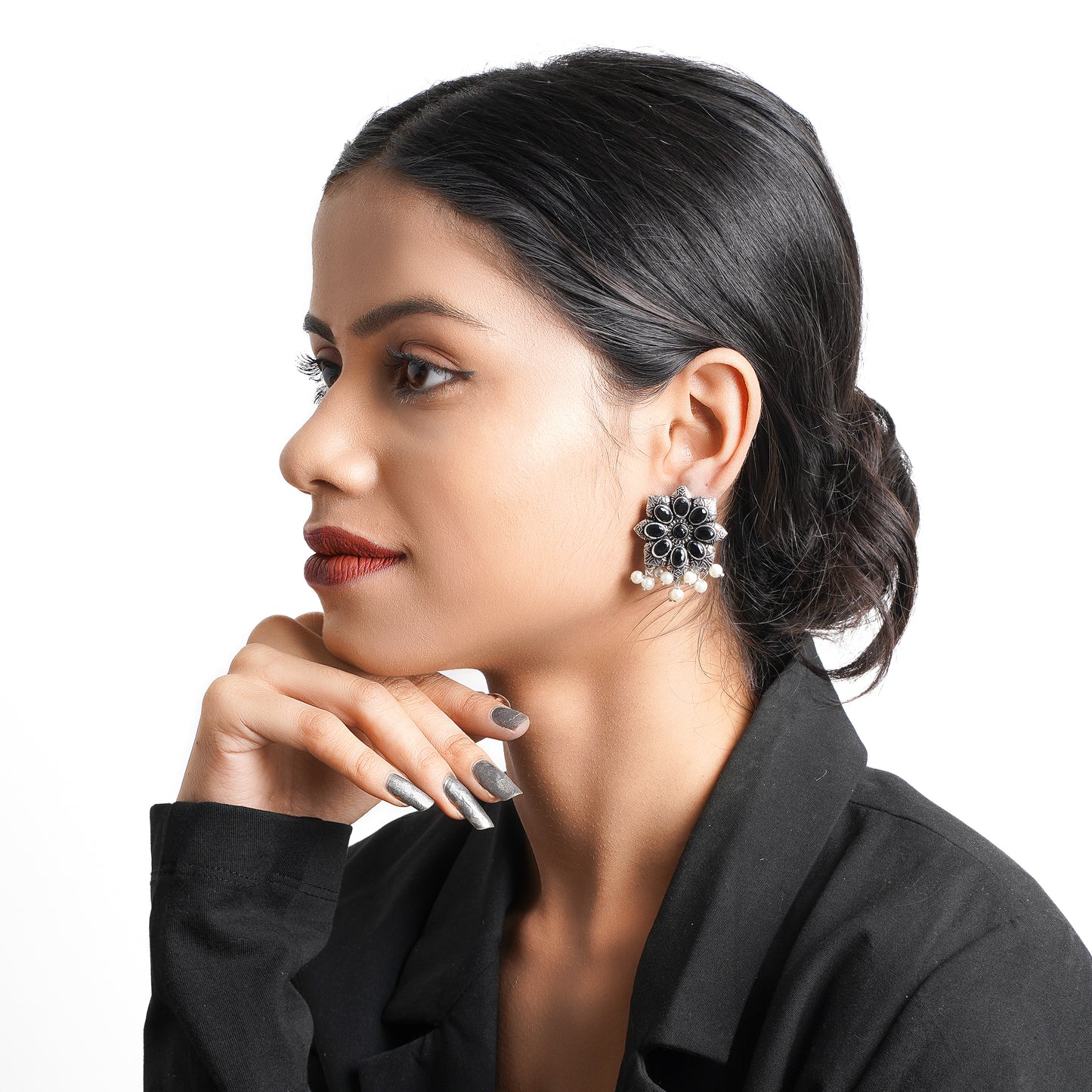 Jugni vibrant stud earrings (Black)