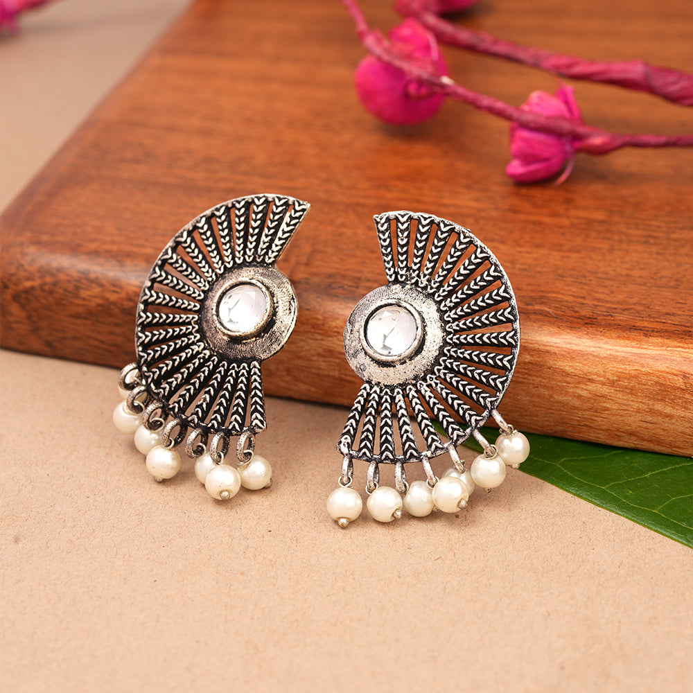 Bloom Arc pearl stud earring (White)