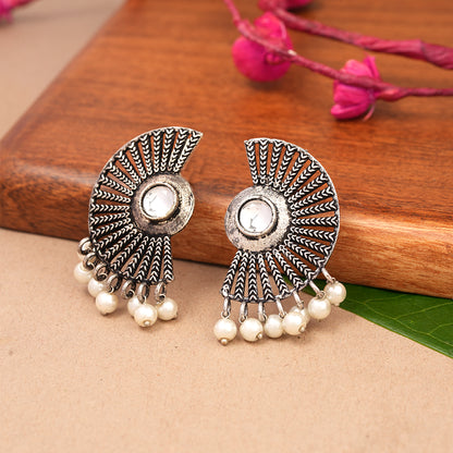 Bloom Arc pearl stud earring (White)