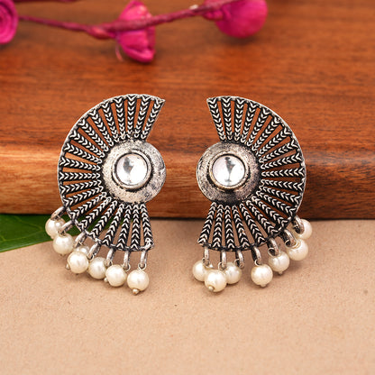 Bloom Arc pearl stud earring (White)