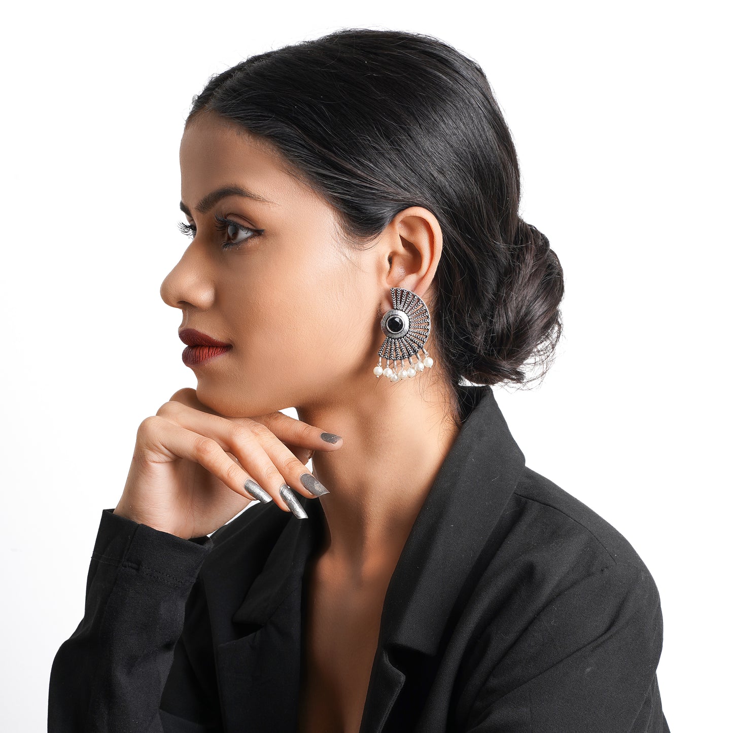 Bloom Arc pearl stud earring (Black)